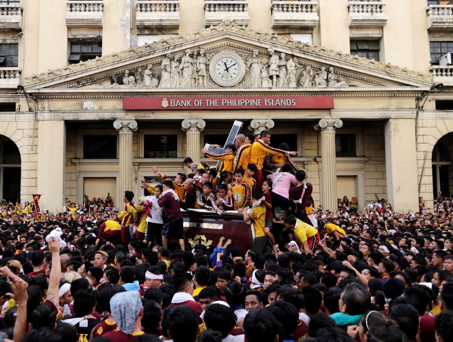 Devotos filipinos asisten a la multitudinaria procesión del Nazareno Negro que se celebra en Manila este martes 9 de enero. Filipinas ha desplegado a 7.500 policías y militares con motivo de esta procesión que congrega cada año a más de un millón de personas en el casco histórico de Manila. 