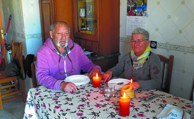 Germán García y Loli Sánchez pudieron apañarse con velas, linternas y un hornillo de camping para cocinar.