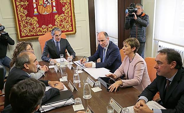 Los responsables de los gobiernos central, vasco y navarro en Pamplona.