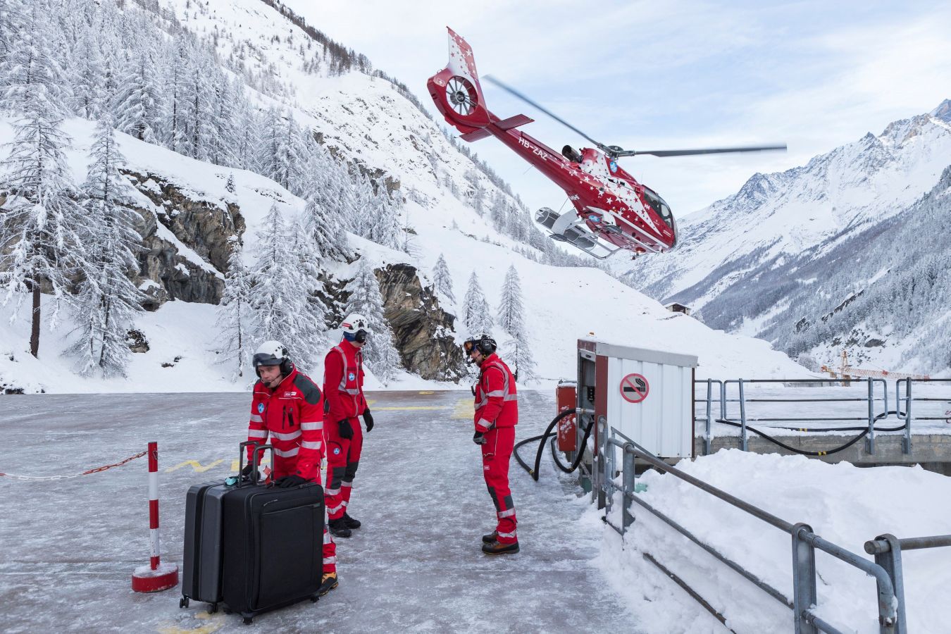 Los turistas alojados en la estación suiza de Zermatt han sido desalojados en helicóptero al quedar aislados por la nieve 