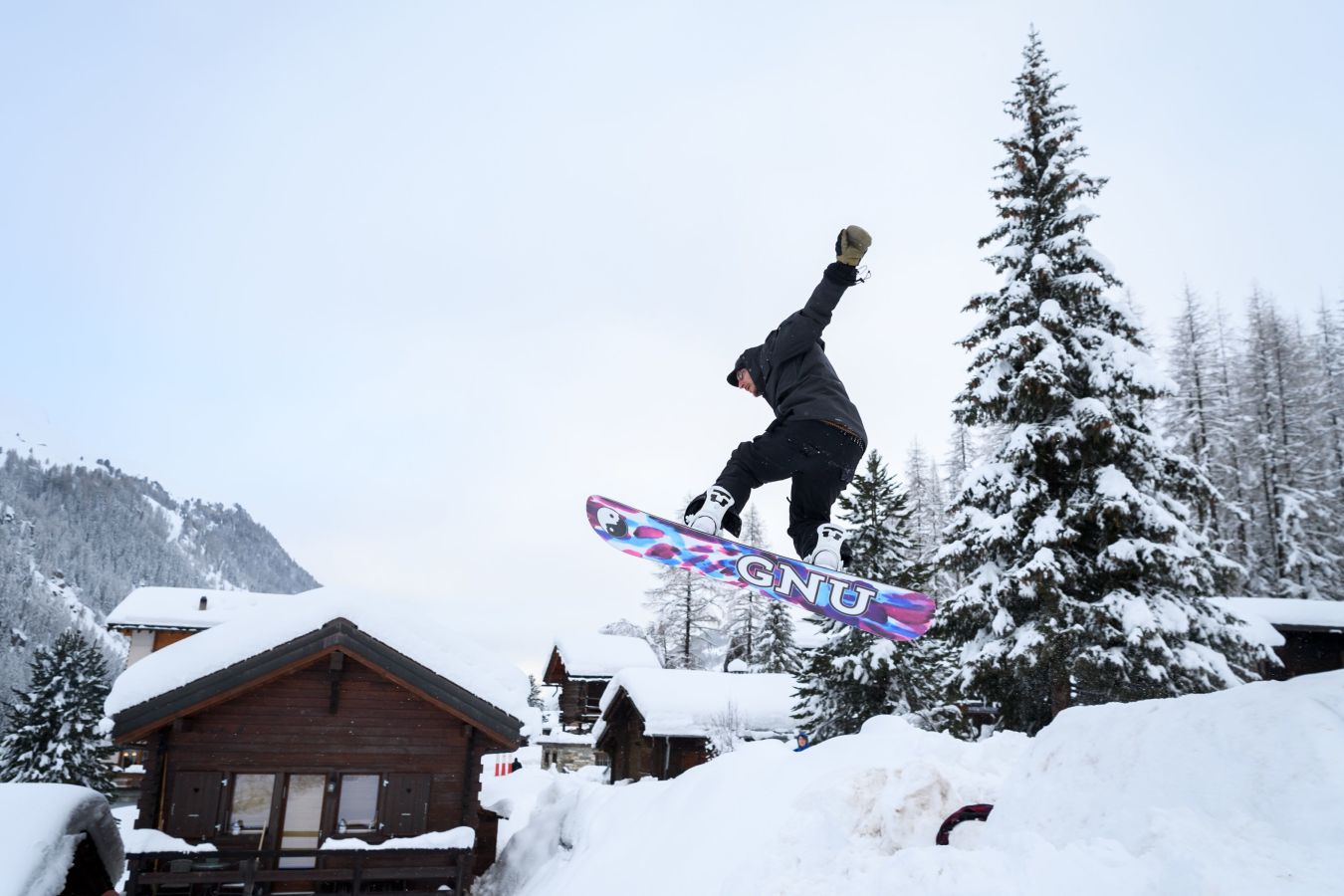 Los turistas alojados en la estación suiza de Zermatt han sido desalojados en helicóptero al quedar aislados por la nieve 