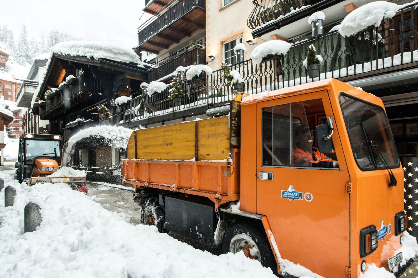 Los turistas alojados en la estación suiza de Zermatt han sido desalojados en helicóptero al quedar aislados por la nieve 