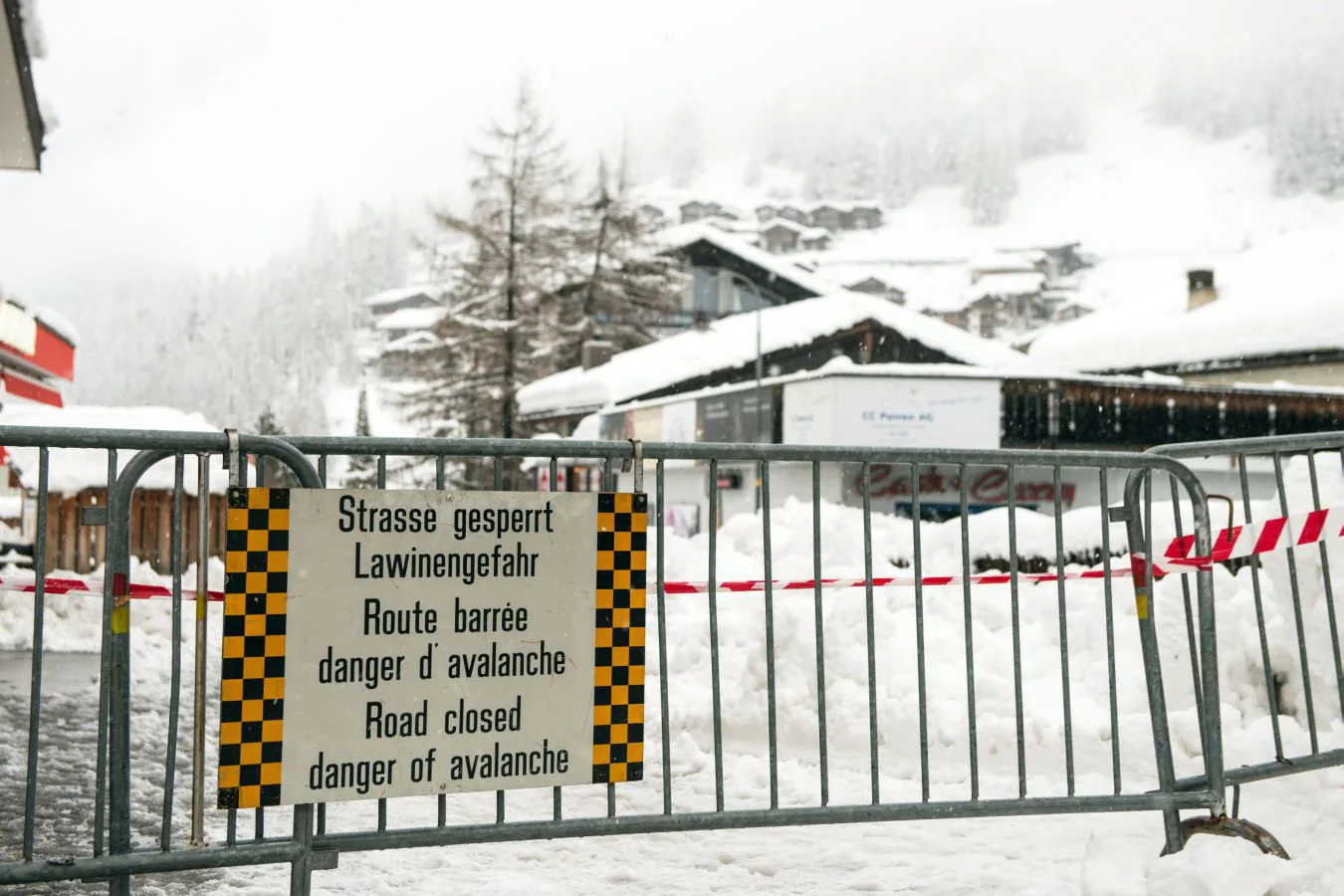 Los turistas alojados en la estación suiza de Zermatt han sido desalojados en helicóptero al quedar aislados por la nieve 