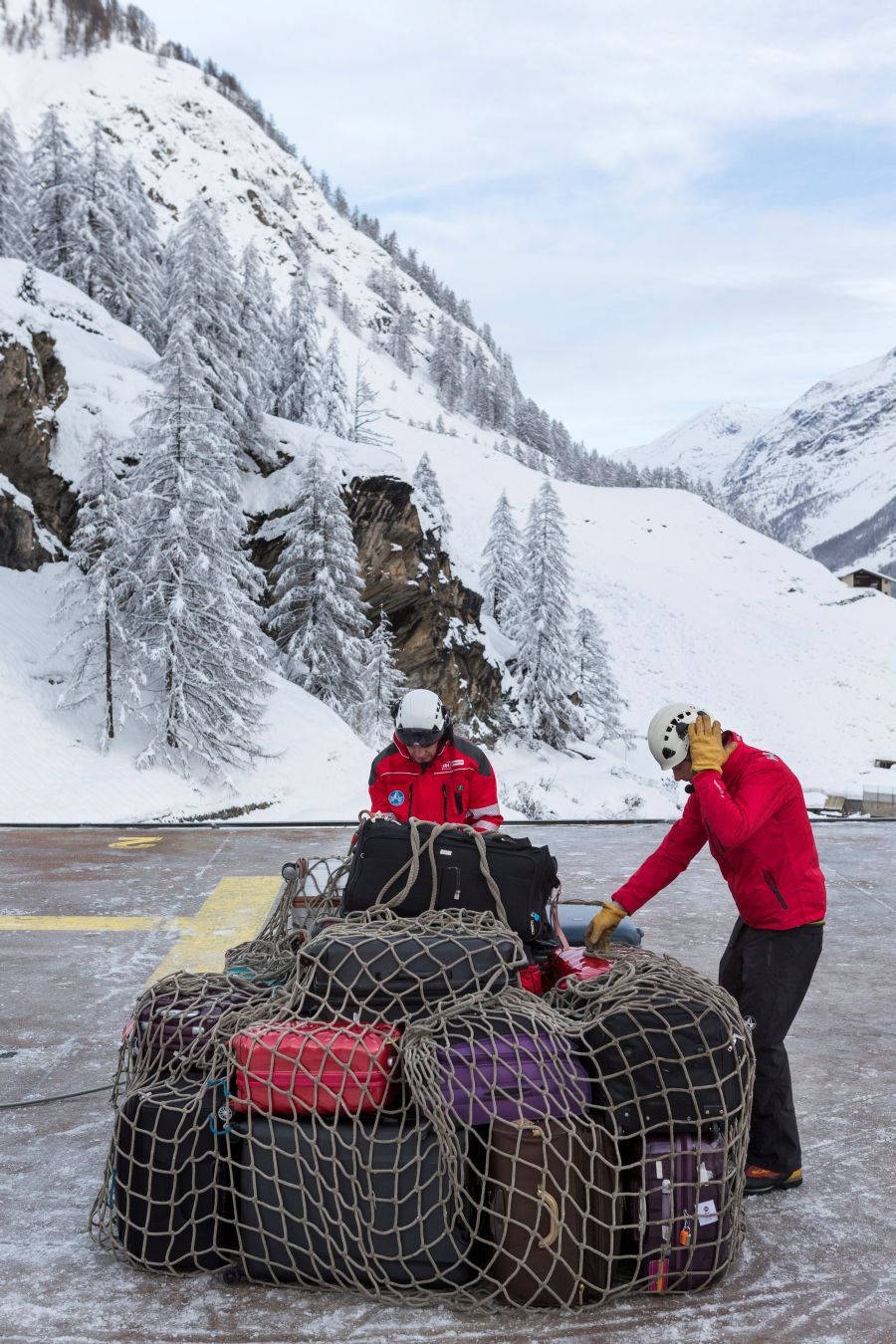 Los turistas alojados en la estación suiza de Zermatt han sido desalojados en helicóptero al quedar aislados por la nieve 