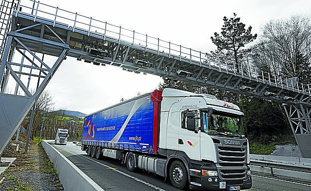 Un camión atraviesa el arco de Andoain que cobra peaje a los vehículos pesados desde ayer por circular por la N-1. 