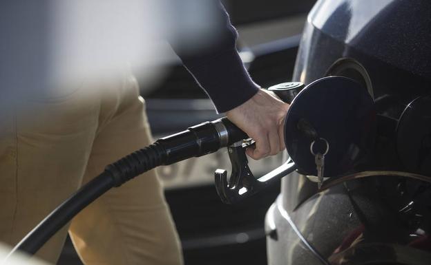 Un conductor reposta en una gasolinera.