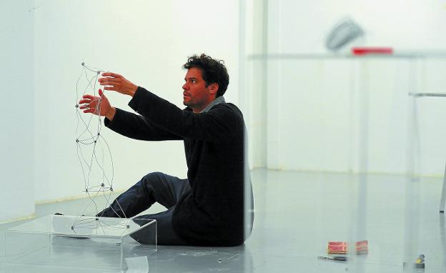 Montaje. Miguel Ángel Pedroza Ochoa trabajando con una de sus esculturas, ayer en la sala de exposiciones de Portalea. 