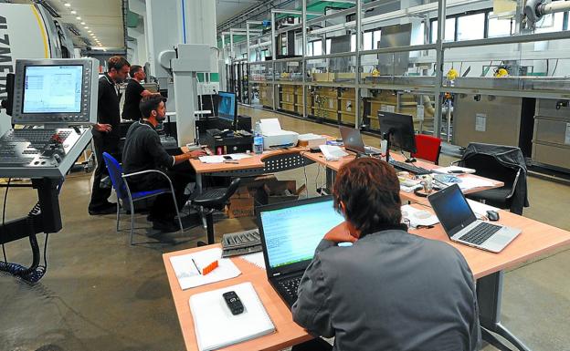 Un grupo de empleados trabaja en equipo en las instalaciones de la firma Egile en Mendaro. 