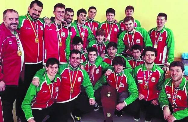 Campeones de Copa. Bergaretxe, Urain y González, junto a sus compañeros de la selección de Euskadi.
