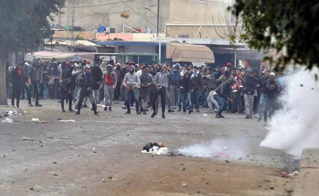 Numerosos manifestantes tunecinos se enfrentan a las fuerzas de seguridad en Tebourba,Túnez.
