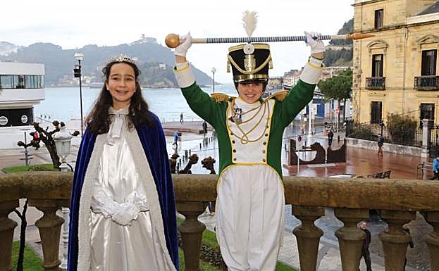 Imagen principal - La alcaldesa se suma a la Tamborrada Infantil de San Sebastián