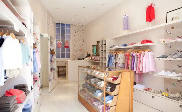 Imagen principal - Interior y escaparate de Amaia Kids, la tienda londinense de Amaia Arrieta en pleno barrio de Chelsea.