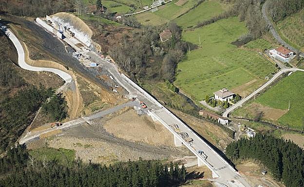 Obras en el último tramo que ejecuta el Gobierno Vasco en Bergara y que enlazan con los trabajos del nudo. 
