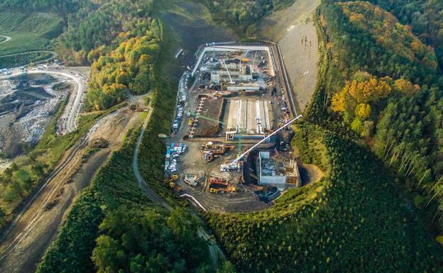 Vista aérea de los terrenos donde se está construyendo la incineradora. 