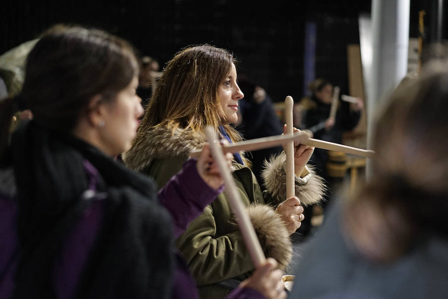 Los componentes de la nueva tamborrada Amigos de Angulas Aginaga ensayan en la antigua discoteca Sound, en Irura.