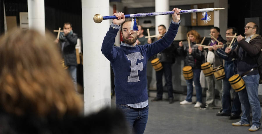 Los componentes de la nueva tamborrada Amigos de Angulas Aginaga ensayan en la antigua discoteca Sound, en Irura.