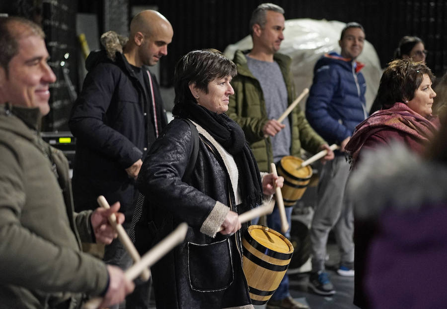 Los componentes de la nueva tamborrada Amigos de Angulas Aginaga ensayan en la antigua discoteca Sound, en Irura.