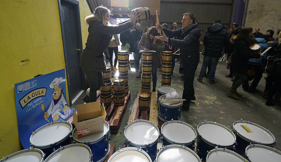 Los componentes de la nueva tamborrada Amigos de Angulas Aginaga ensayan en la antigua discoteca Sound, en Irura.