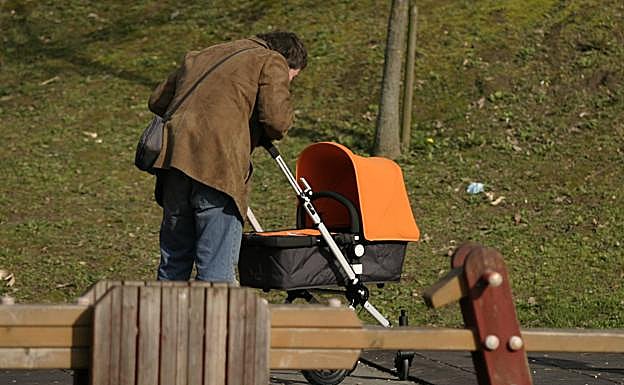 Un padre pasea a su hijo. 