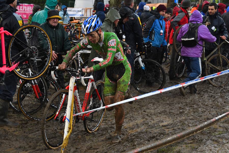 Este domingo se ha celebrado en Legazpi el Campeonato de España de ciclo-cross en un circuito con mucho barro acumulado. El cántabro Ismael Esteban ha revalidado su título por delante de Felipe Orts, su compañero en el equipo Ginestar-Delikia.