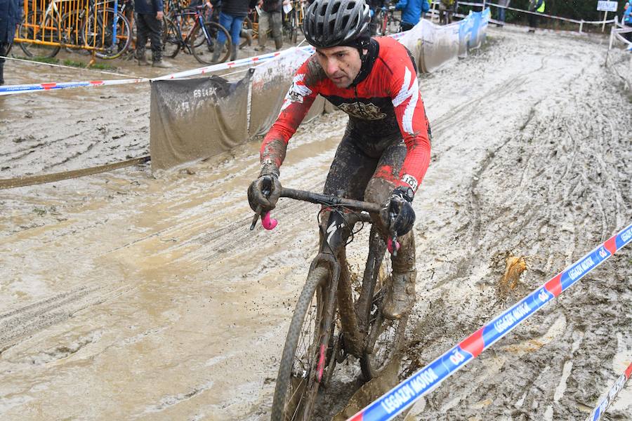 Este domingo se ha celebrado en Legazpi el Campeonato de España de ciclo-cross en un circuito con mucho barro acumulado. El cántabro Ismael Esteban ha revalidado su título por delante de Felipe Orts, su compañero en el equipo Ginestar-Delikia.