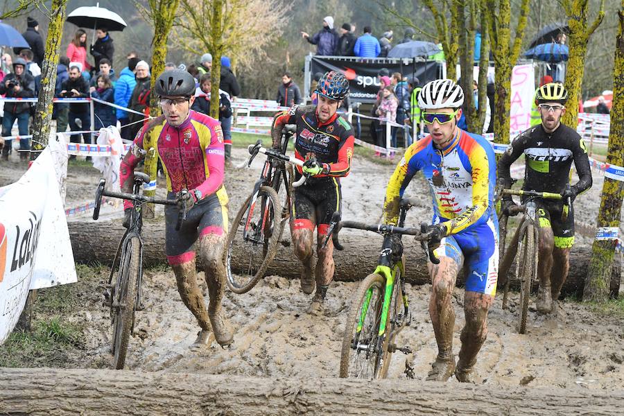 Este domingo se ha celebrado en Legazpi el Campeonato de España de ciclo-cross en un circuito con mucho barro acumulado. El cántabro Ismael Esteban ha revalidado su título por delante de Felipe Orts, su compañero en el equipo Ginestar-Delikia.