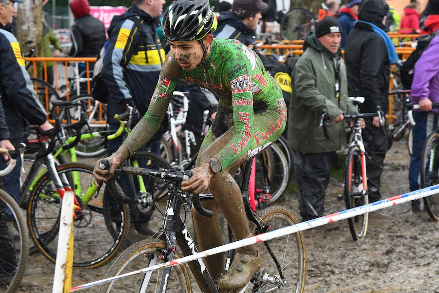 Este domingo se ha celebrado en Legazpi el Campeonato de España de ciclo-cross en un circuito con mucho barro acumulado. El cántabro Ismael Esteban ha revalidado su título por delante de Felipe Orts, su compañero en el equipo Ginestar-Delikia.