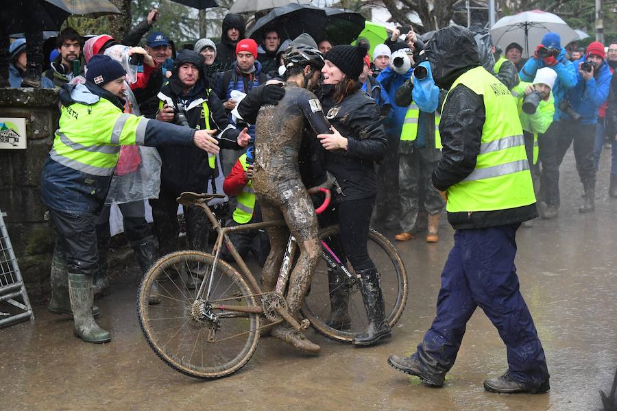 Este domingo se ha celebrado en Legazpi el Campeonato de España de ciclo-cross en un circuito con mucho barro acumulado. El cántabro Ismael Esteban ha revalidado su título por delante de Felipe Orts, su compañero en el equipo Ginestar-Delikia.