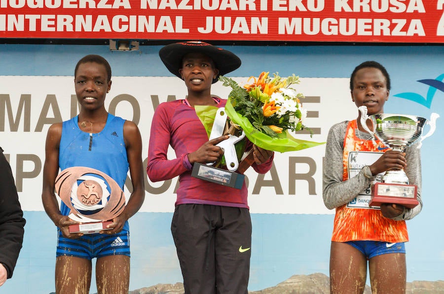 Dos corredores juniors, de 17 años, ofrecieron uno de los mejores espectáculos de los últimos años en el Memorial Muguerza de Elgoibar. Brillante colofón para este 75 aniversario de la prueba guipuzcoana, disputada con frío y lluvia en algunos momentos.