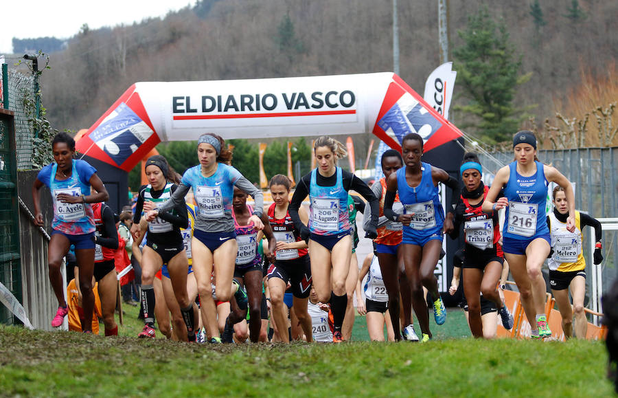 Dos corredores juniors, de 17 años, ofrecieron uno de los mejores espectáculos de los últimos años en el Memorial Muguerza de Elgoibar. Brillante colofón para este 75 aniversario de la prueba guipuzcoana, disputada con frío y lluvia en algunos momentos.