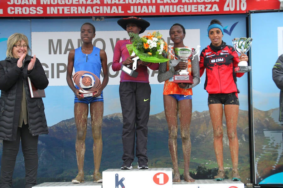 Dos corredores juniors, de 17 años, ofrecieron uno de los mejores espectáculos de los últimos años en el Memorial Muguerza de Elgoibar. Brillante colofón para este 75 aniversario de la prueba guipuzcoana, disputada con frío y lluvia en algunos momentos.