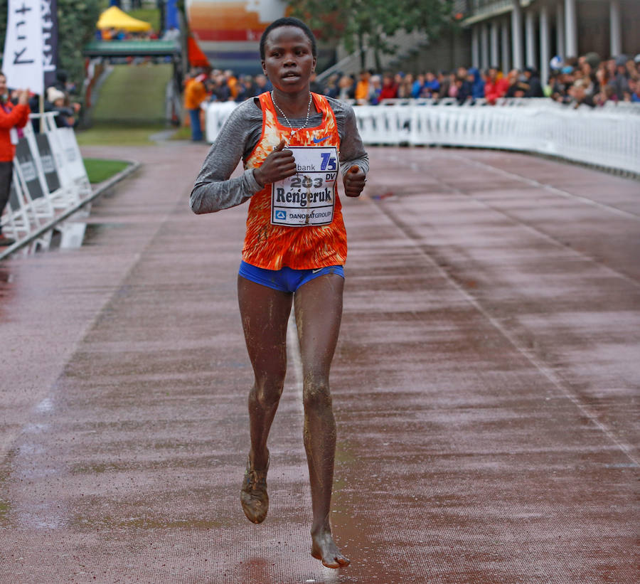 Dos corredores juniors, de 17 años, ofrecieron uno de los mejores espectáculos de los últimos años en el Memorial Muguerza de Elgoibar. Brillante colofón para este 75 aniversario de la prueba guipuzcoana, disputada con frío y lluvia en algunos momentos.