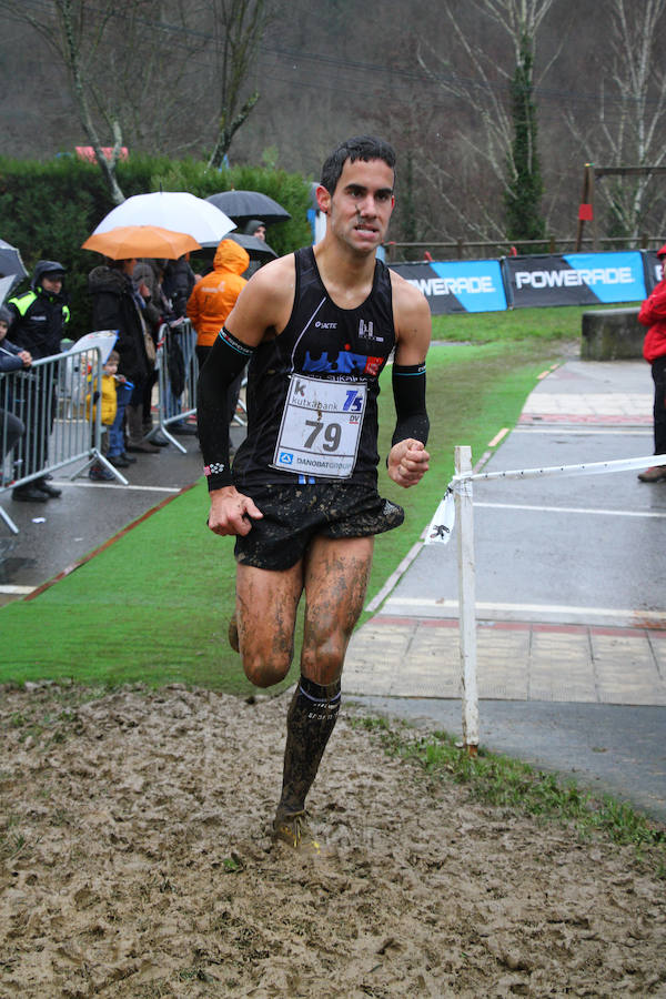Dos corredores juniors, de 17 años, ofrecieron uno de los mejores espectáculos de los últimos años en el Memorial Muguerza de Elgoibar. Brillante colofón para este 75 aniversario de la prueba guipuzcoana, disputada con frío y lluvia en algunos momentos.