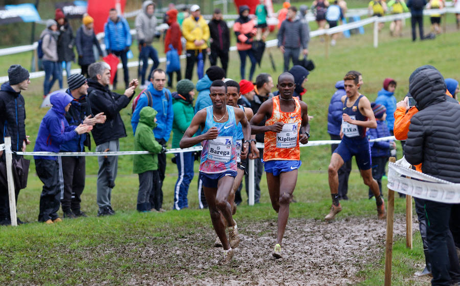 Dos corredores juniors, de 17 años, ofrecieron uno de los mejores espectáculos de los últimos años en el Memorial Muguerza de Elgoibar. Brillante colofón para este 75 aniversario de la prueba guipuzcoana, disputada con frío y lluvia en algunos momentos.