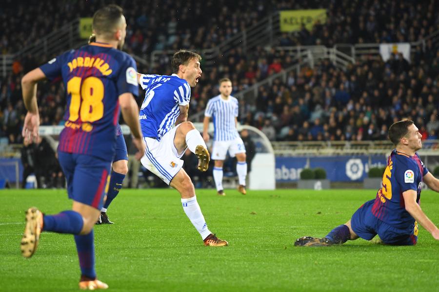 Las mejores imágenes del encuentro entre la Real Sociedad y el F.C. Barcelona en el estadio de Anoeta