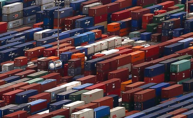 Cientos de contenedores con mercancías en el puerto de Barcelona.