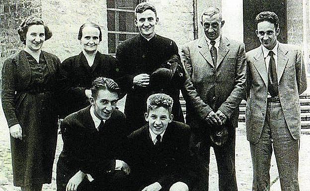 Imagen principal - Zutik, Primi, Tiburtzia ama, Juan Mari, Bruno aita eta Jose Luis. Makurtutik, Andoni eta Julen. 1953ko argazkia da, Juan Mari apaiz ordenatu zuten egunekoa