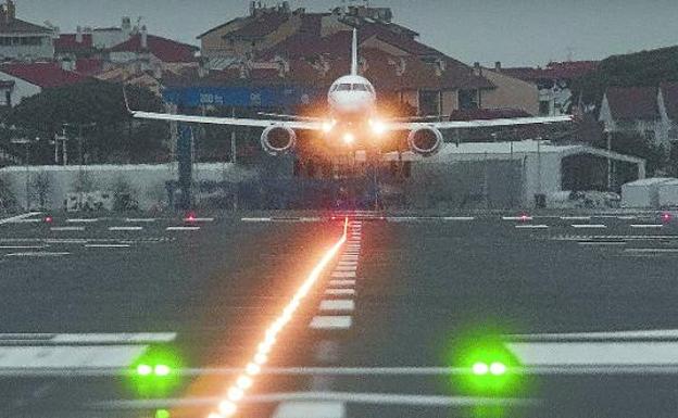 El avión del Barcelona 'estrena' la nueva pista