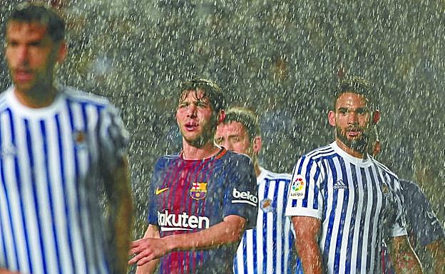 Empapados. Prieto, Sergi Roberto, Oyarzabal y Willian José, en un momento de mucha lluvia.