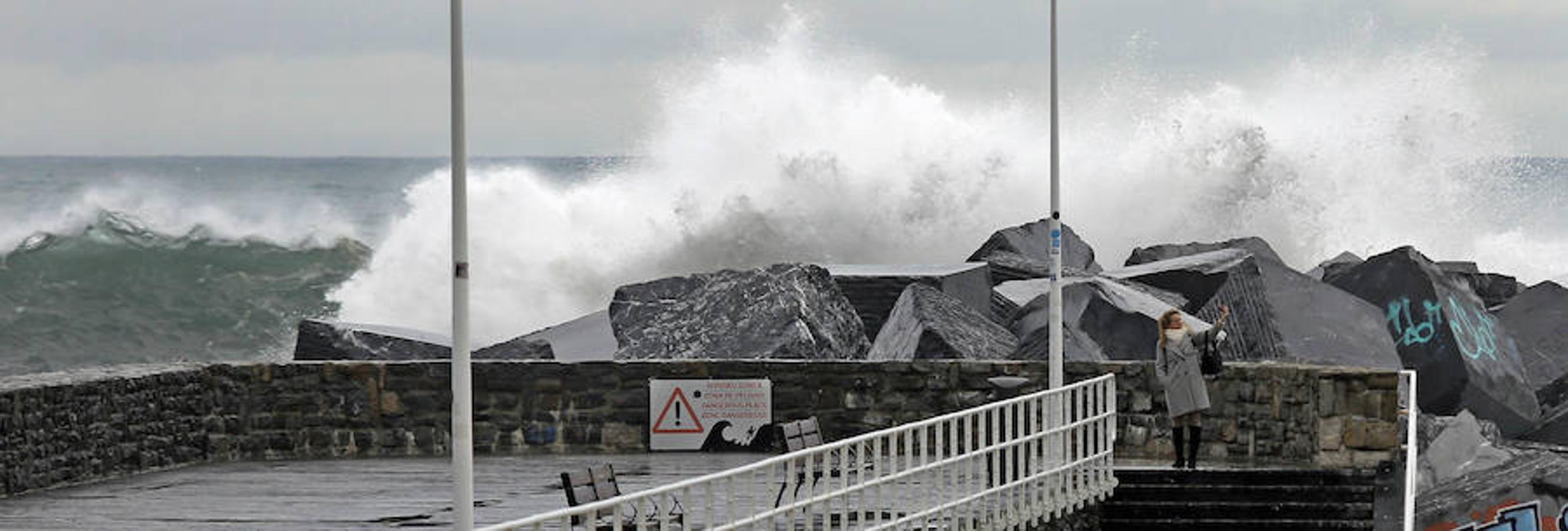 Este miércoles se cerrarán a peatones el espigón de Zurriola y el Peine del Viento entre las 15.00 y las 20.00 horas