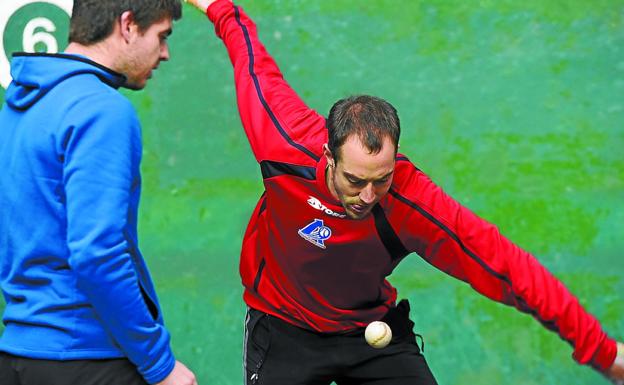 David Merino prueba una pelota en presencia de su delantero Iker Irribarria. 