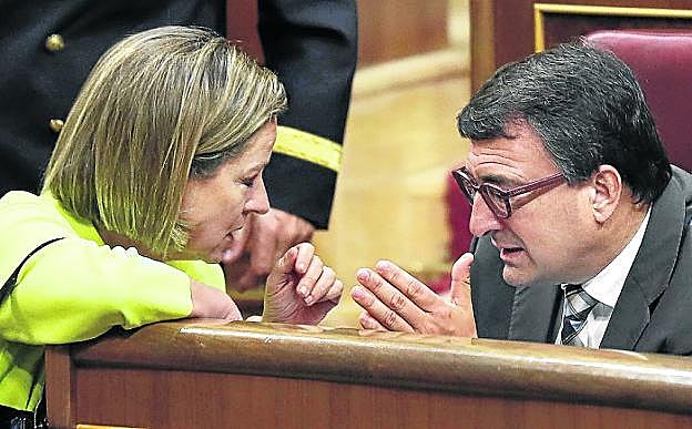 Ana Oramas y Aitor Esteban, en un pleno del Congreso.
