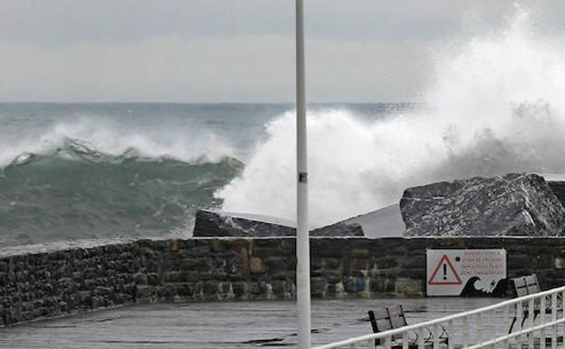 El Paseo Nuevo sufre el embate de las olas.