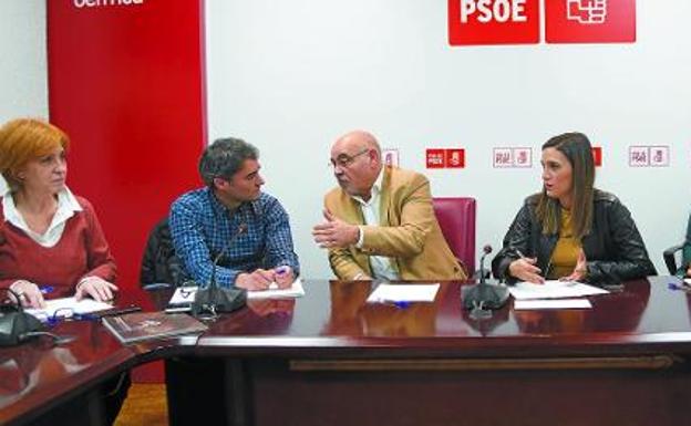 Ibáñez de Maeztu, Giráldez, Pastor, Márquez, Romero y Muñiz, durante la reunión mantenida ayer en la sede de Bilbao.