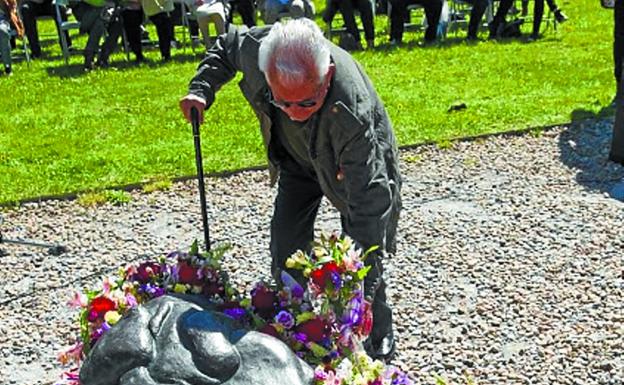 Ofrenda floral en memoria de las víctimas del franquismo. 