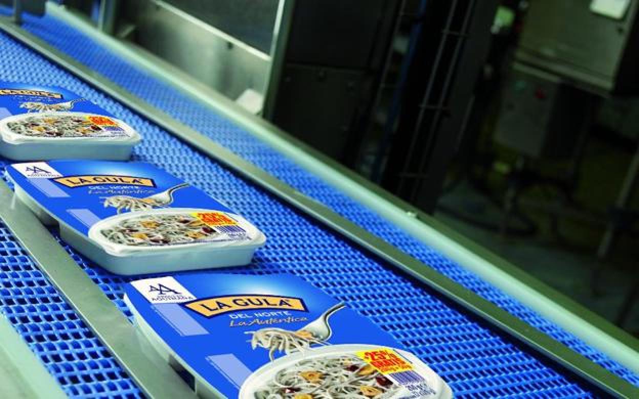 El Tambor Mayor, Mikel Coca, dirige un ensayo.