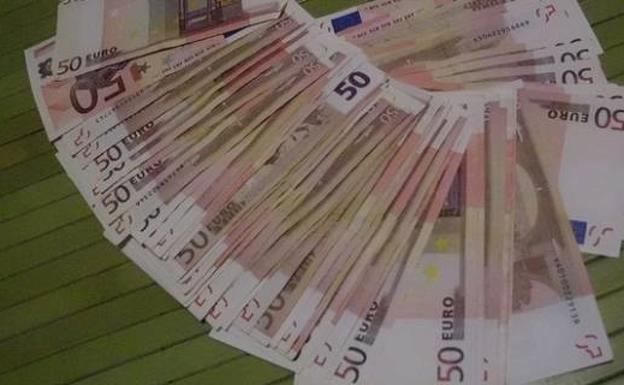 Le devuelven los 2.800 euros que encontró y entregó a la Policía