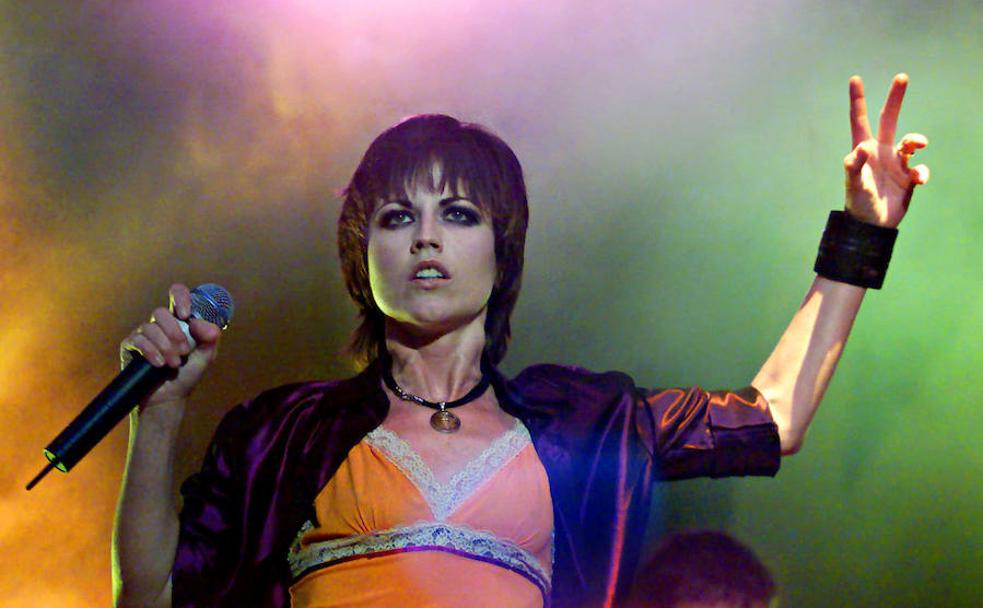 Dolores O'Riordan, cantante de The Cranberries, en un concierto en el castillo de Dublín el 29 de abril del año 2000. 