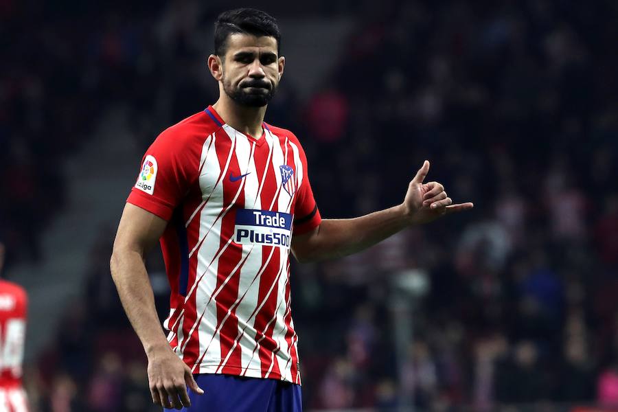 El Atlético se adelantó por mediación de Diego Costa, pero un autogol de Moyá y otro tanto de Correa dieron la victoria al equipo de Montella en la ida de cuartos de Copa del Rey.