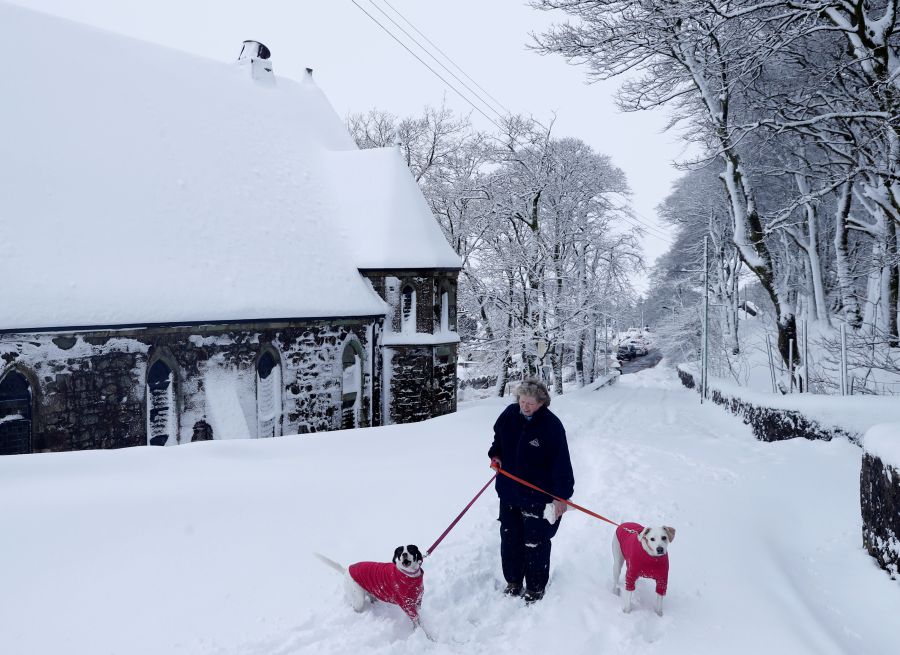 Escocia, Irlanda del Norte y el norte de Inglaterra sufren por tercer día consecutivo un temporal de nieve que está ocasionando cortes de carreteras e importantes retrasos.